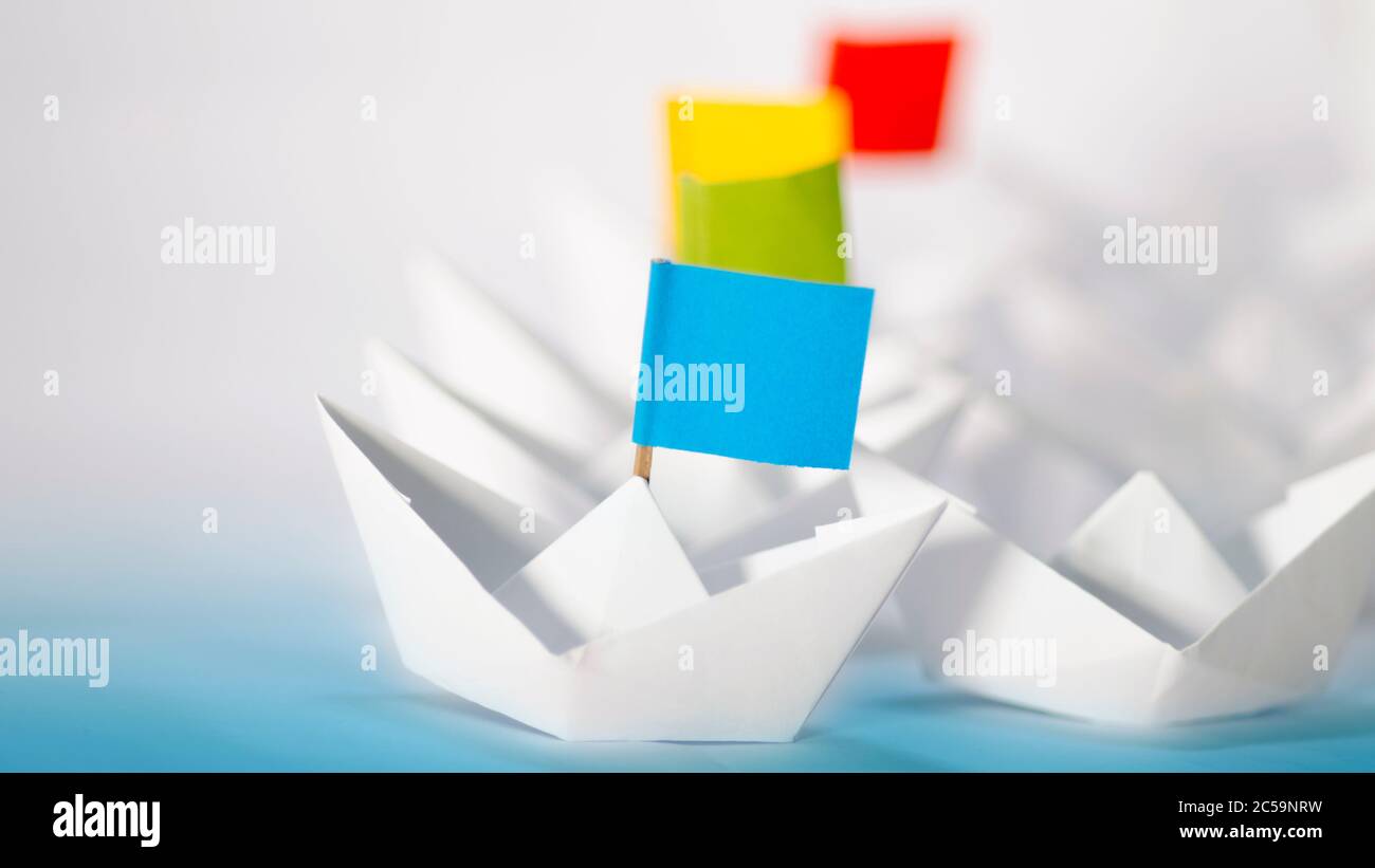 Business-Wettbewerb Konzept mit Origami Papierboote. Gegen einen anderen anzustreben. Stockfoto