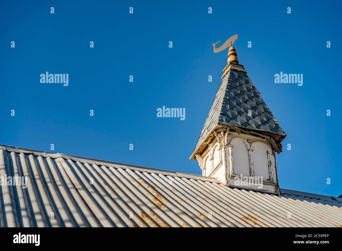 Argentinien, Patagonien, Feuerland Provinz, Ushuaia, die Stadt gilt als die südlichste der Welt, Glockenturm einer kleinen Kapelle mit Wetterfahne in der Form eines Pottwals Stockfoto