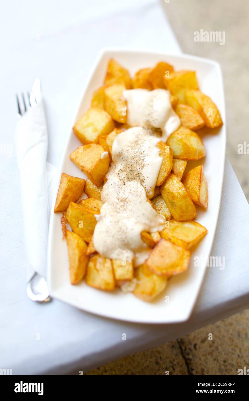 Spanien, Katalonien, Barcelona, kartoffelpatas Fritas mit Knoblauch Stockfoto