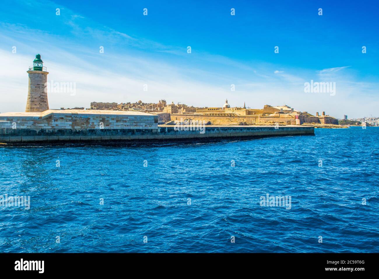 Landschaft mit St. Elmo Leuchtturm und Panorama des alten Valletta, Malta Stockfoto