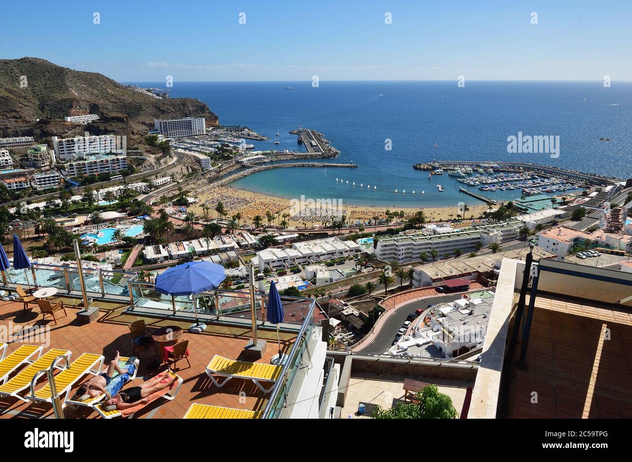 PUERTO RICO, SPANIEN - 19. FEB 2014: Blick auf Puerto Rico Resorts, Gran Canaria. Es ist der Hauptort der Insel mit öffentlichem Strand, Einkaufsmöglichkeiten Stockfoto