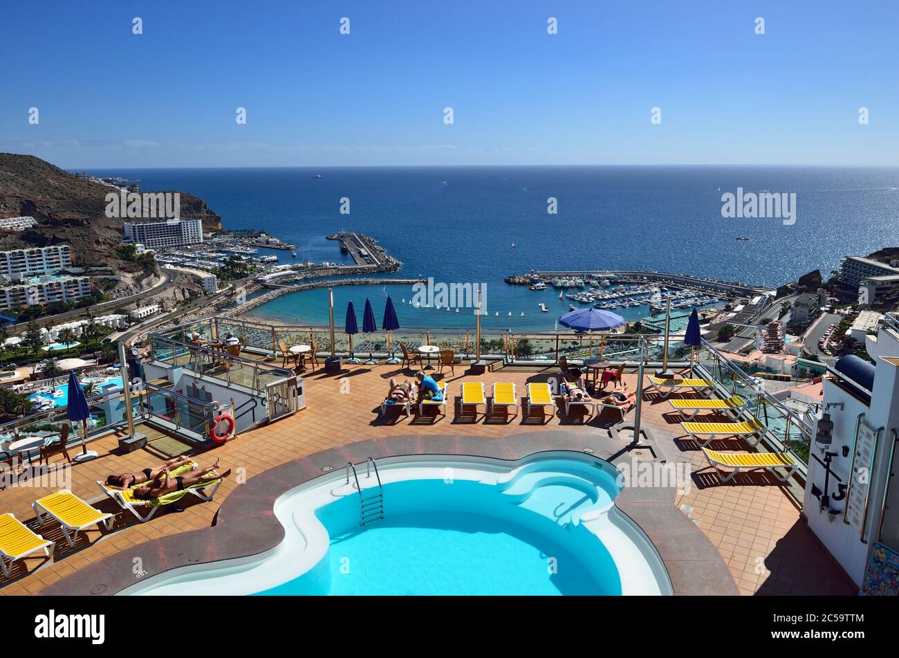 PUERTO RICO, SPANIEN - 19. FEB 2014: Blick auf Puerto Rico Resorts, Gran Canaria. Es ist der Hauptort der Insel mit öffentlichem Strand, Einkaufsmöglichkeiten Stockfoto