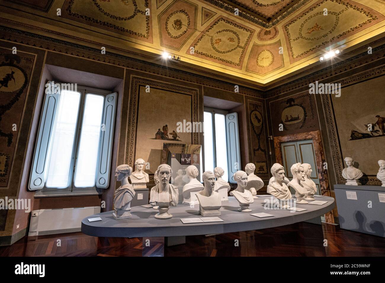 Galerie der Büsten von Persönlichkeiten der Zeit, die in Gips von Pietro Tenerani geschnitzt wurden, im 2. Stock des Palazzo Braschi in Rom Stockfoto