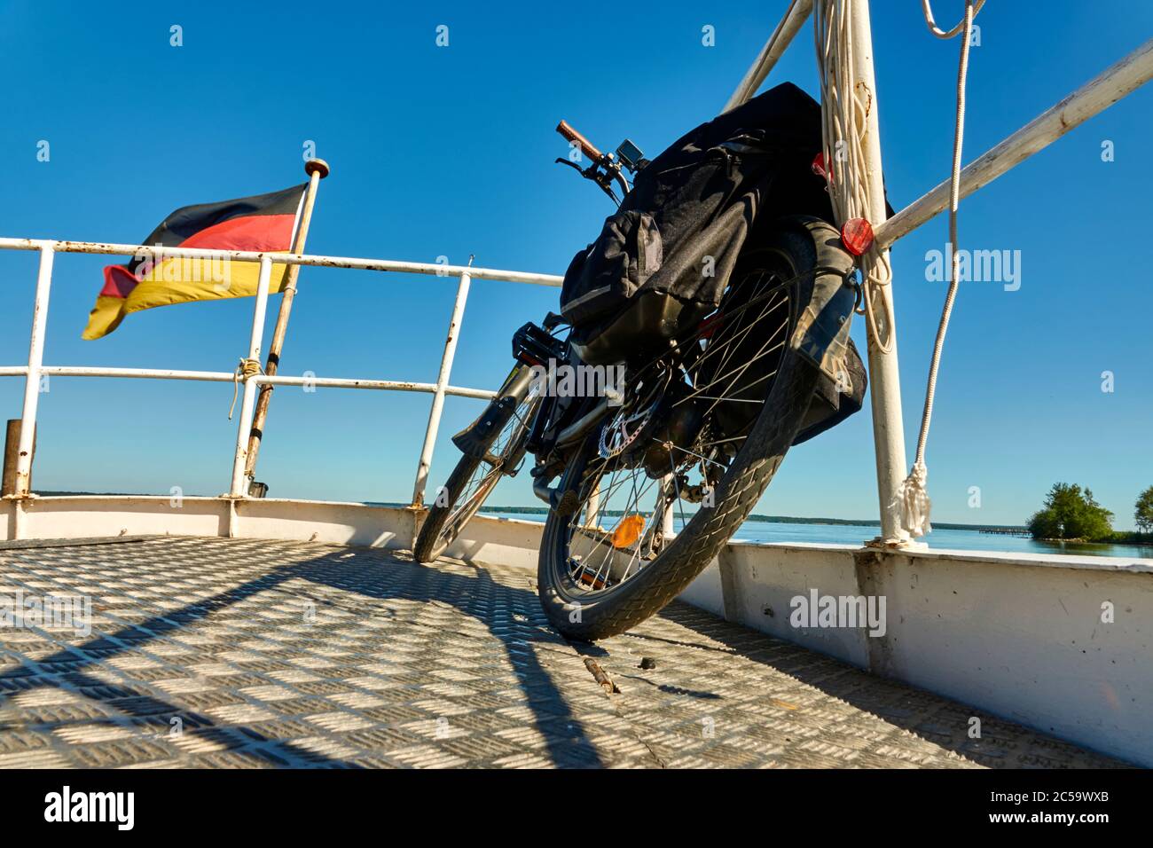 Reisen Sie mit dem Fahrrad auf einem Schiff in Deutschland Stockfoto