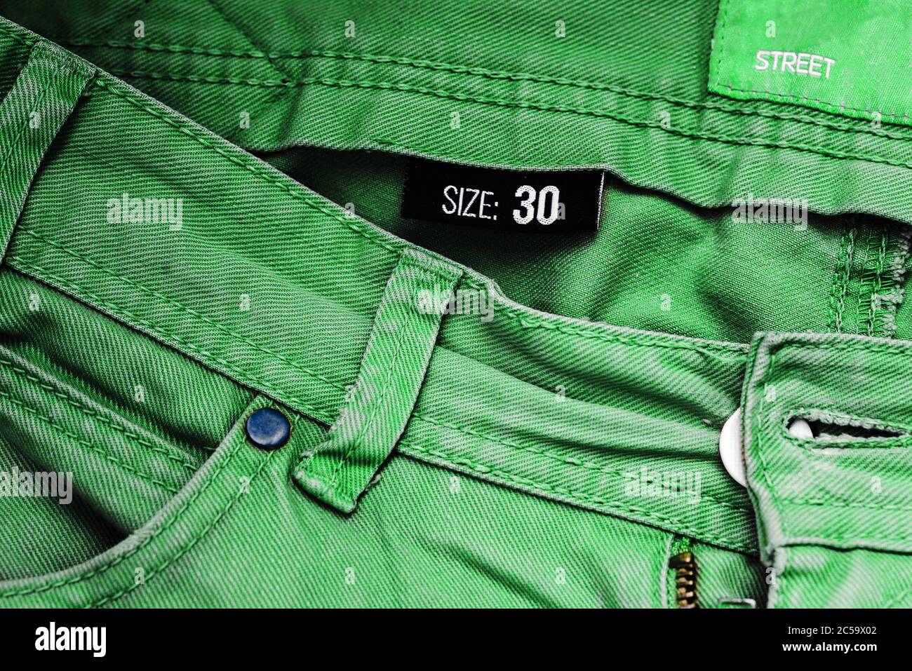 Grüne Jeans in Größe 40. Jeans-Tasche und Denim-Hintergrund. Männer- oder  Damenhosen aus nächster Nähe. Streetmode-Bekleidung. Denim-Mode  Stockfotografie - Alamy