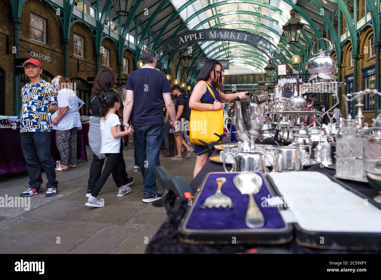 Stand mit antikem Besteck auf dem Apple Market in Covent Garden in London Stockfoto Stand mit antikem Besteck auf dem Apple Market in Covent Garden in London Stockfoto