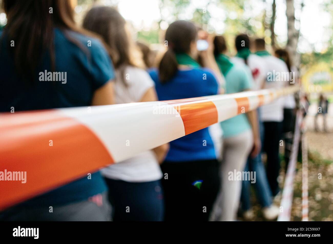 Das Teamband im Teambuilding im Wald Stockfoto
