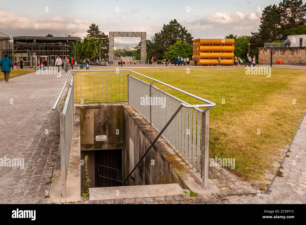Tubular Living Spaces in Hiwa K’s ‘When We were Exhaling Images’ Documenta 14, Kassel, Deutschland. Documenta Impressionen in Kassel, Deutschland Stockfoto