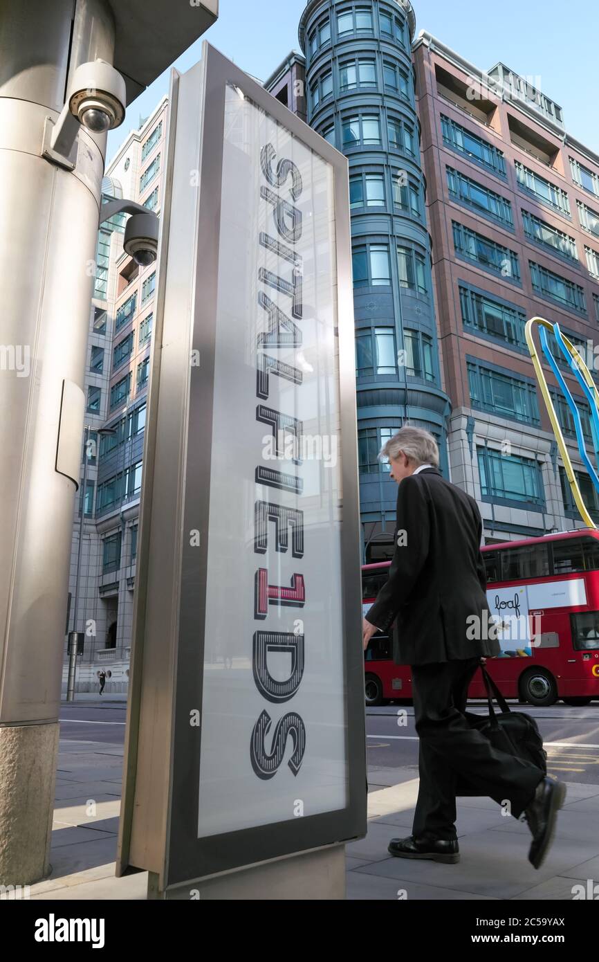 Foto des Spitalfields Straßenschildes auf Broadgate, City of London, Großbritannien. Stockfoto