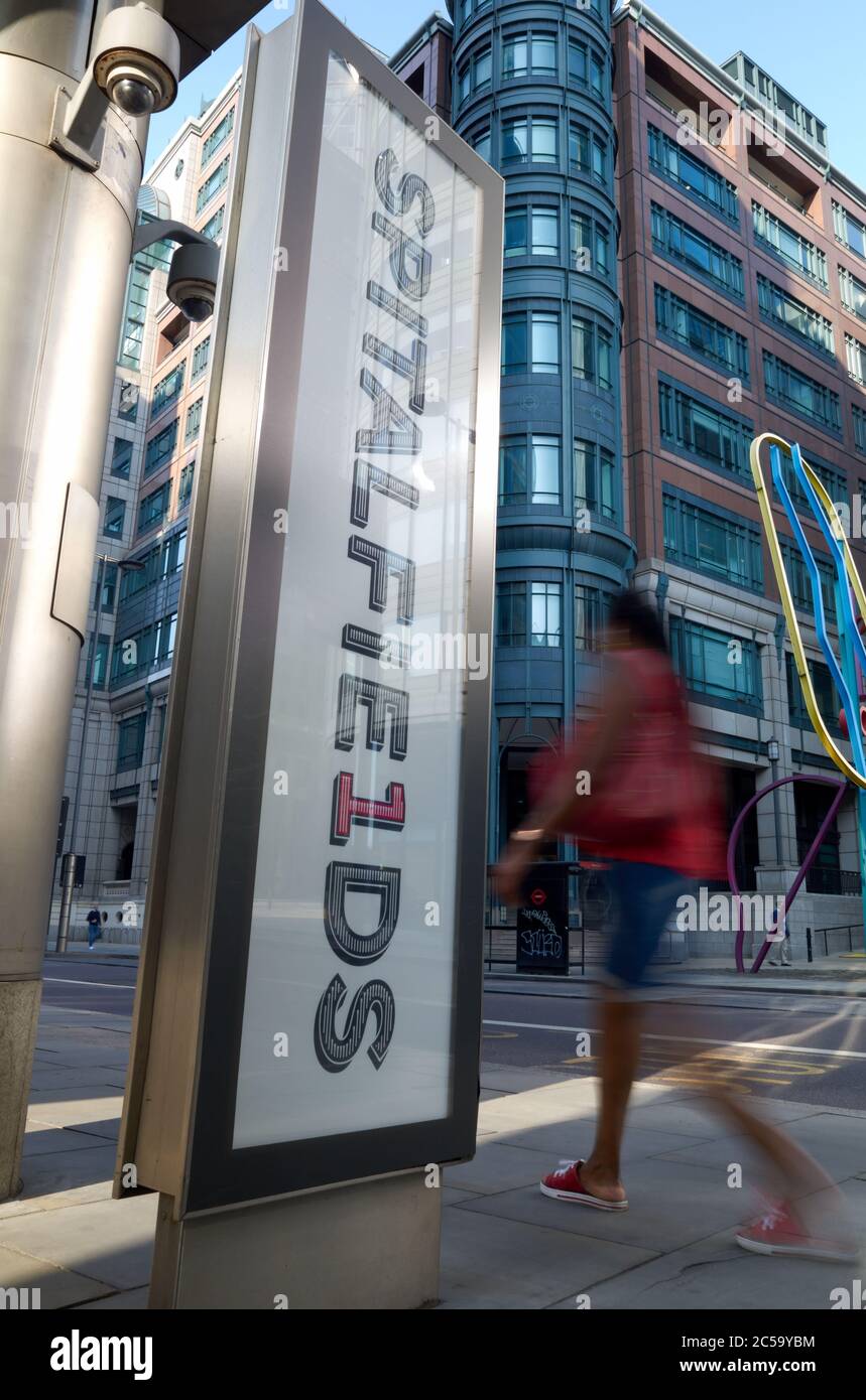 Foto des Spitalfields Straßenschildes auf Broadgate, City of London, Großbritannien. Stockfoto