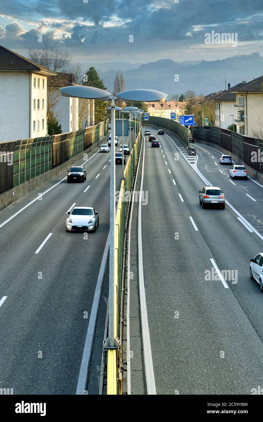 Verkehr auf der A6 Autobahn, die durch Bern, Schweiz Stockfotografie - Alamy