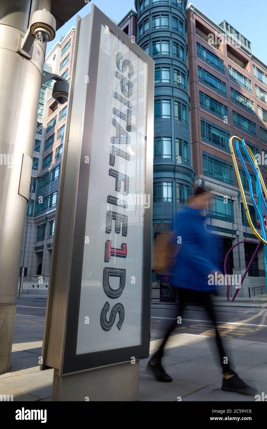Foto des Spitalfields Straßenschildes auf Broadgate, City of London, Großbritannien. Stockfoto