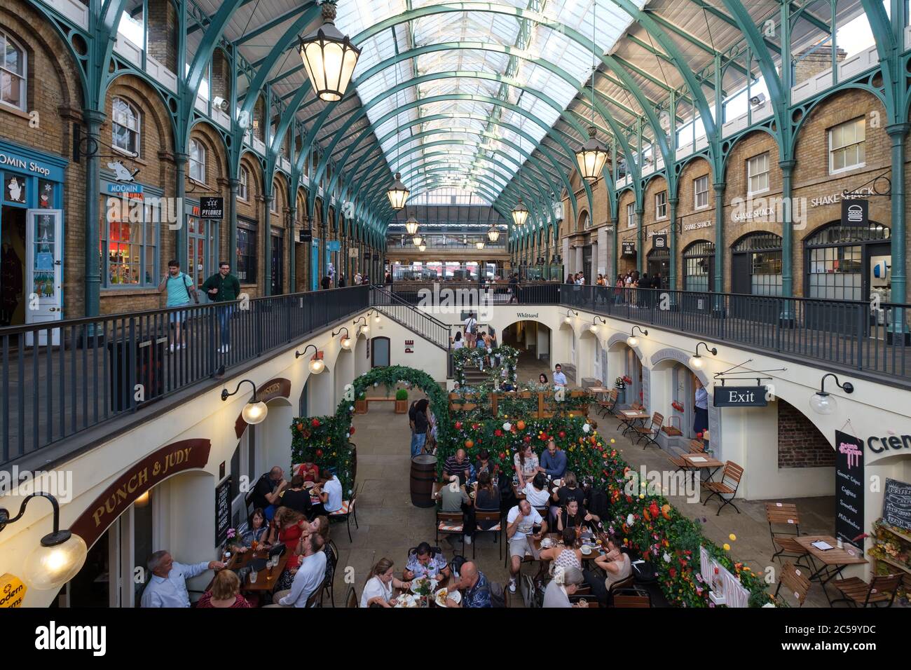 Restaurants und Geschäfte am Covent Garden Market in London Stockfoto