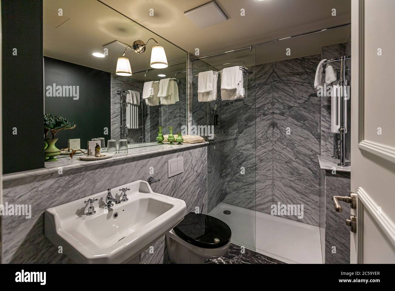 Hotel Rathof, Kassel, Deutschland. Badezimmer aus Marmor oder Stein. Im alten Stil mit neuem Komfort Stockfoto