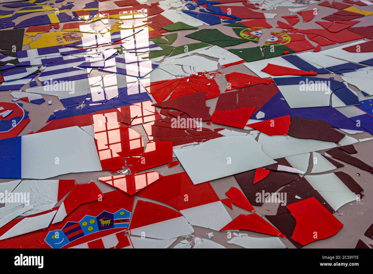 Spiegelung in gebrochenem Glas. Documenta Impressionen in Kassel, Deutschland Stockfoto