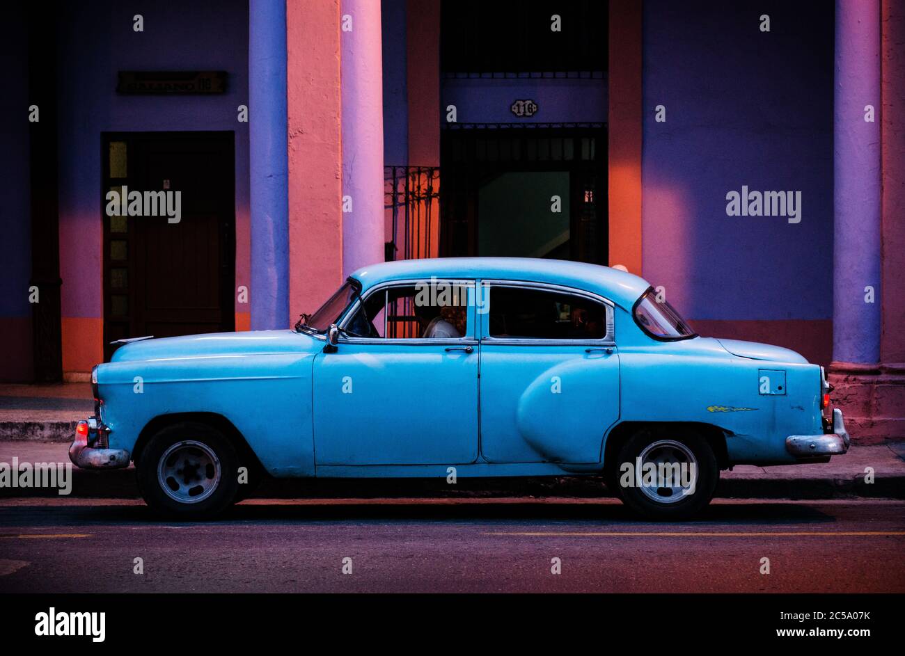 Blaues Auto in der Altstadt von Havanna am Abend, Kuba, Karibik Stockfoto