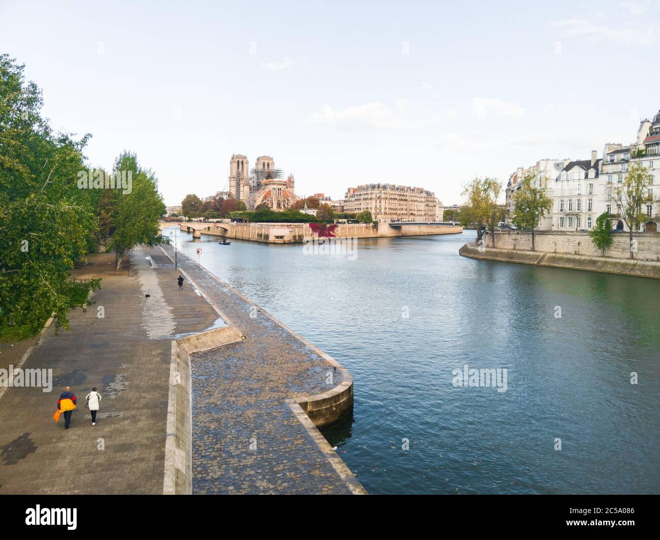 Paris, Quai de seine Jussieu, 5. Arrondissement, Frankreich. Wunderschöne Tageslichtaufnahme. Baustelle Notre-Dame de Paris im Hintergrund. Stockfoto