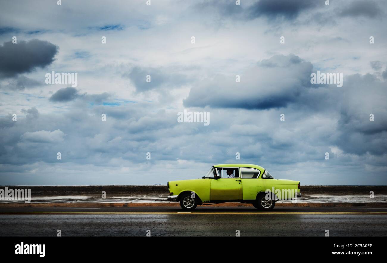 50er Jahre Auto auf der Malecon an einem bewölkten Tag, Havanna, Kuba, Mittelamerika Stockfoto