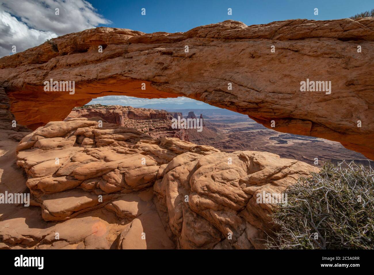 Klassischer Blick vom Mesa Arch im Canyonlands National Park außerhalb von Moab, Utah Stockfoto