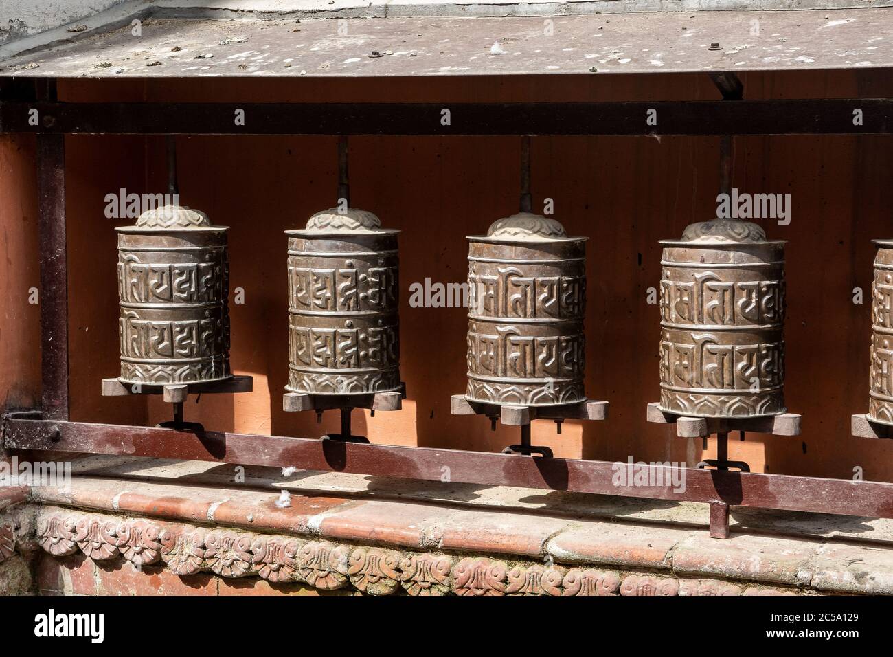 Gebetsräder entlang des äußeren Umfangs des buddhistischen Balkumari-Tempels, Thimi Stockfoto