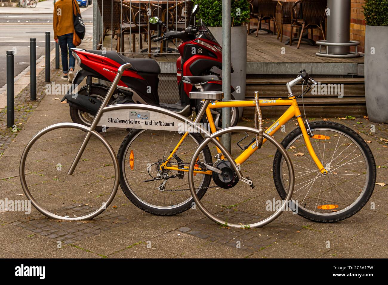 Fahrradständer in Form eines Fahrrads in Kassel, Deutschland Stockfoto