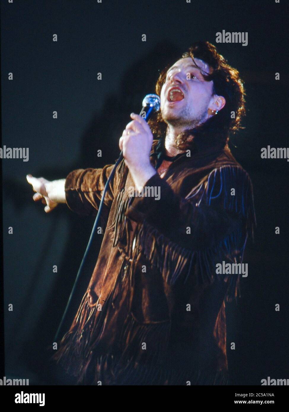 U2 beim Selbsthilfekonzert für Arbeitslose in Irland am RDS Anglesea Stand, Ballsbridge, Dublin, Irland 17. Mai 1986: Bono Stockfoto