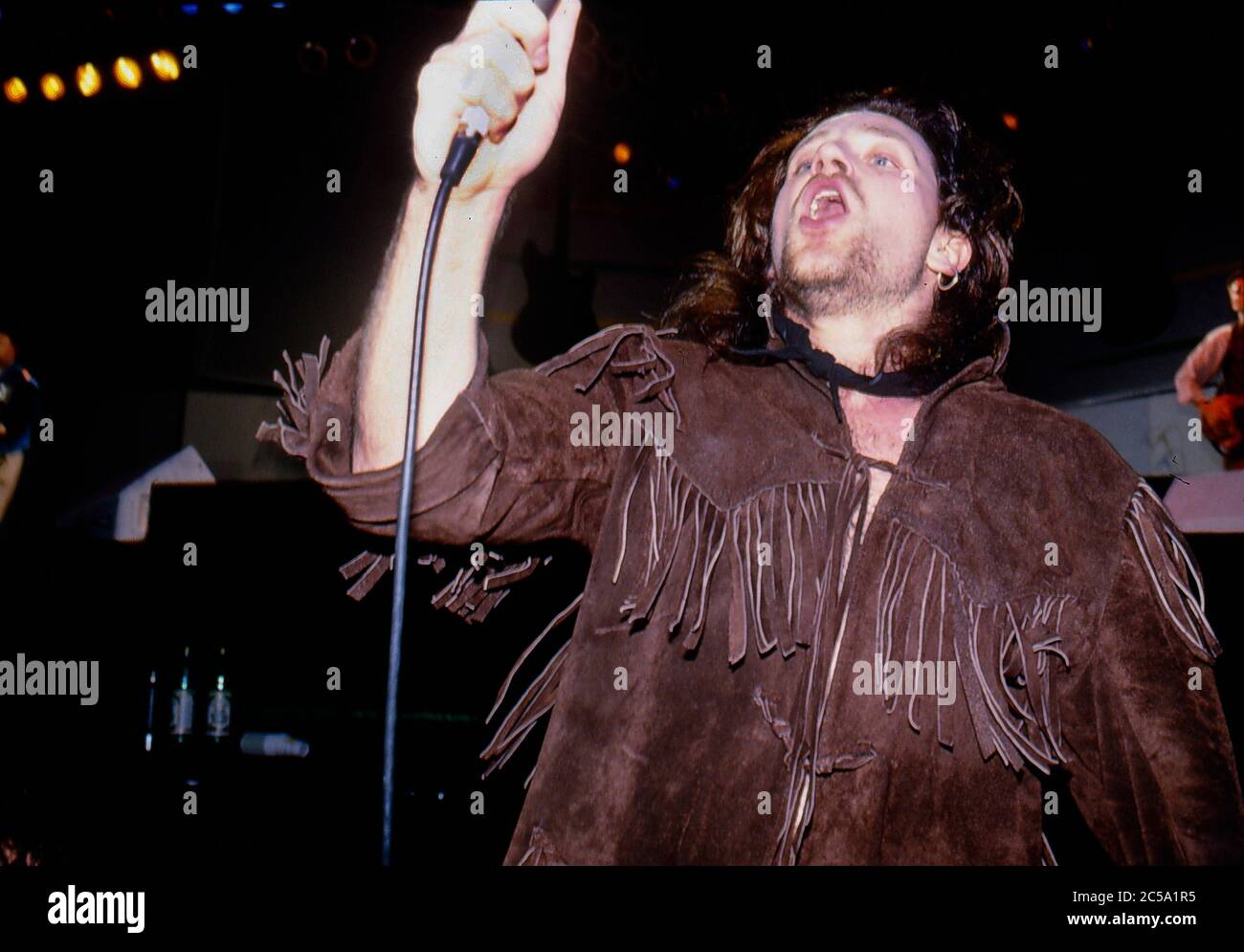 U2 beim Selbsthilfekonzert für Arbeitslose in Irland am RDS Anglesea Stand, Ballsbridge, Dublin, Irland 17. Mai 1986: Bono Stockfoto