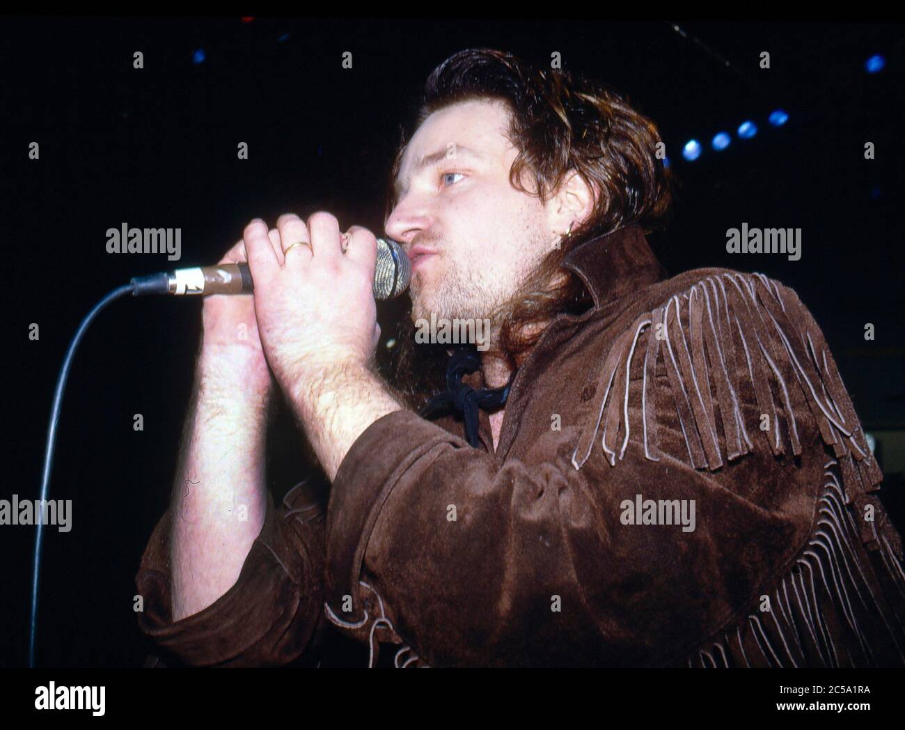 U2 beim Selbsthilfekonzert für Arbeitslose in Irland am RDS Anglesea Stand, Ballsbridge, Dublin, Irland 17. Mai 1986: Bono Stockfoto