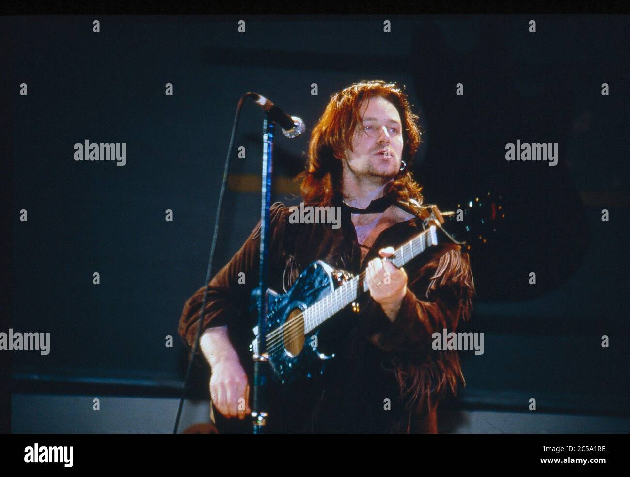 U2 beim Selbsthilfekonzert für Arbeitslose in Irland am RDS Anglesea Stand, Ballsbridge, Dublin, Irland 17. Mai 1986: Bono Stockfoto