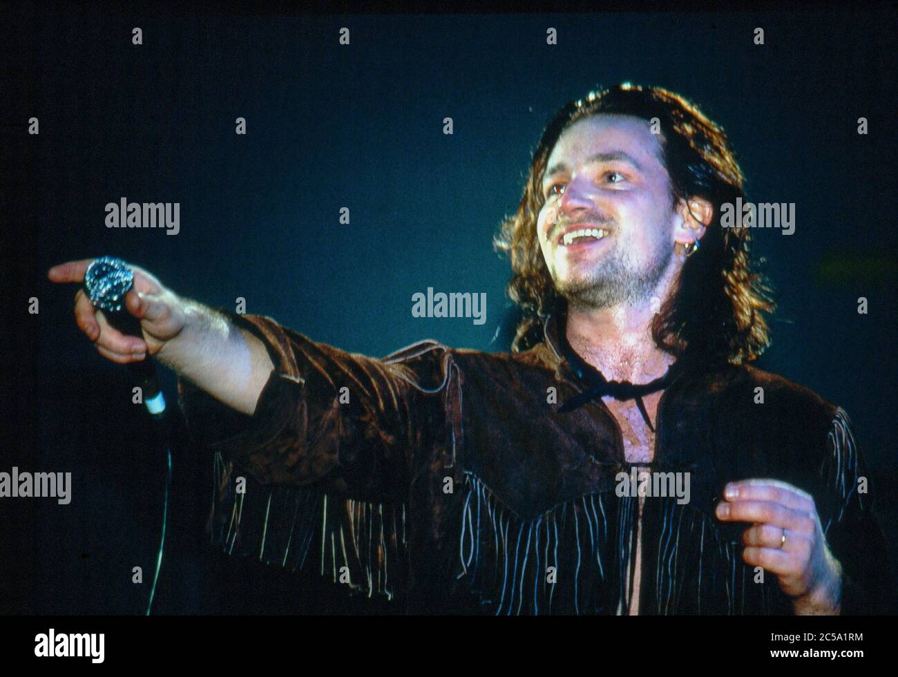 U2 beim Selbsthilfekonzert für Arbeitslose in Irland am RDS Anglesea Stand, Ballsbridge, Dublin, Irland 17. Mai 1986: Bono Stockfoto