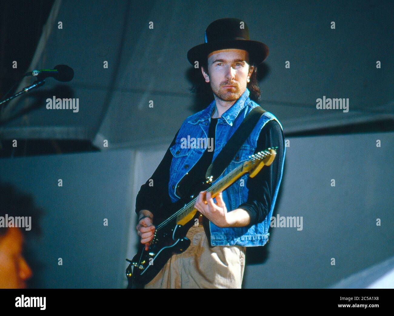 U2 beim Selbsthilfekonzert zugunsten von Arbeitslosen in Irland am RDS Anglesea Stand, Ballsbridge, Dublin, Irland 17. Mai 1986: The Edge Stockfoto