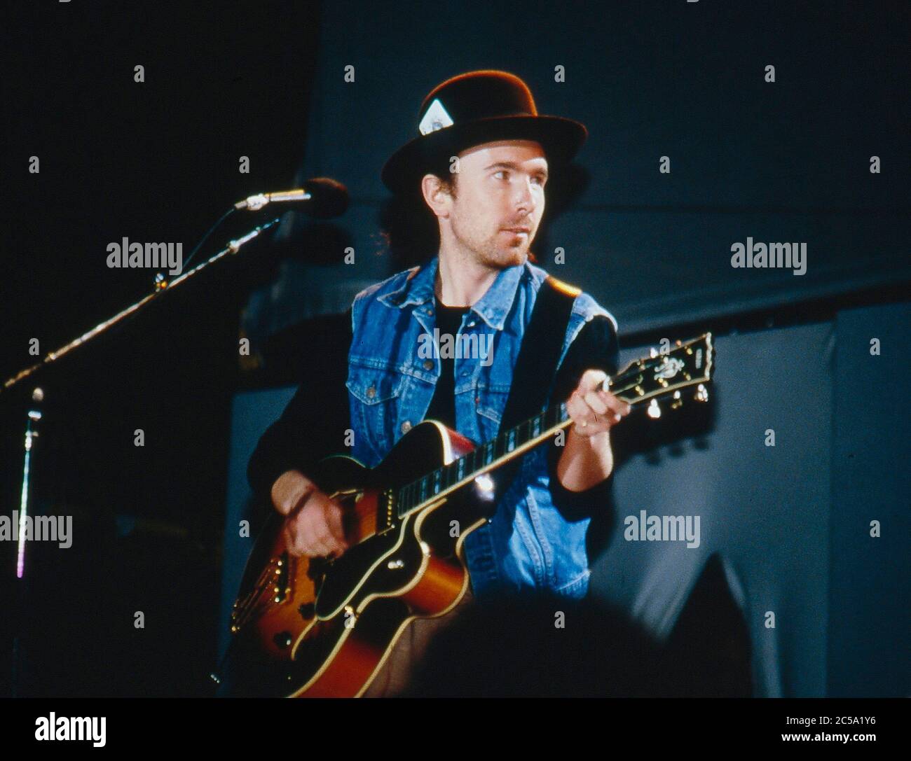 U2 beim Selbsthilfekonzert zugunsten von Arbeitslosen in Irland am RDS Anglesea Stand, Ballsbridge, Dublin, Irland 17. Mai 1986: The Edge Stockfoto