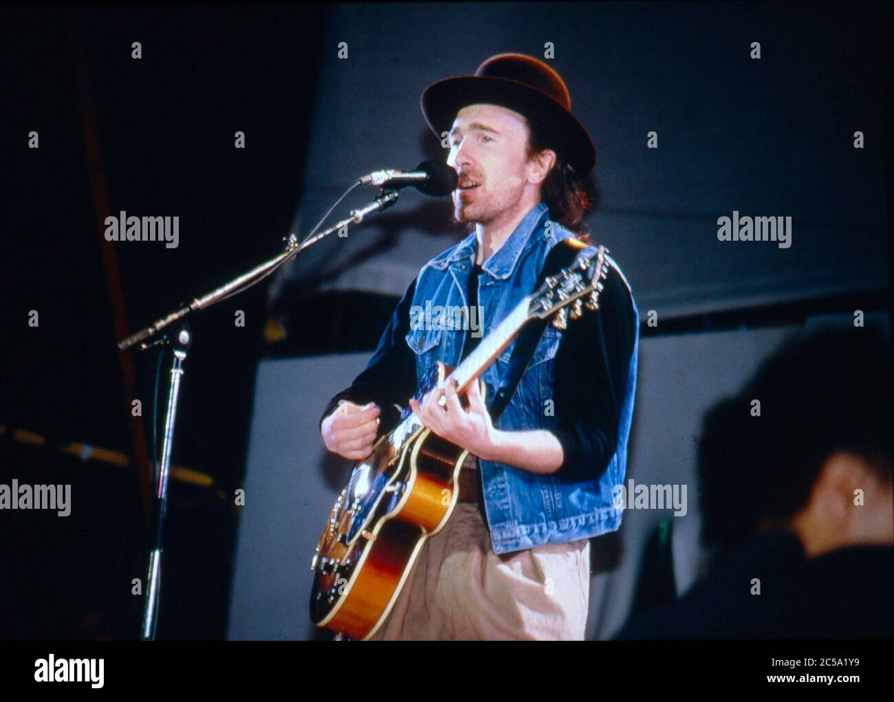 U2 beim Selbsthilfekonzert zugunsten von Arbeitslosen in Irland am RDS Anglesea Stand, Ballsbridge, Dublin, Irland 17. Mai 1986: The Edge Stockfoto