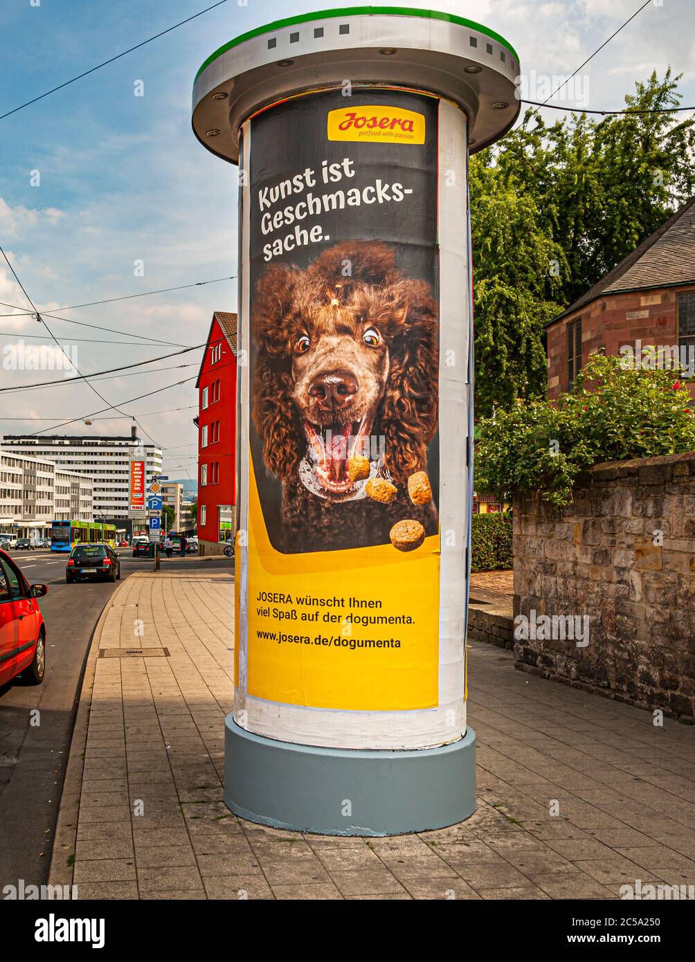 Kunst ist Geschmackssache. Werbesäulenplakate Tiernahrung. Documenta Impressionen in Kassel, Deutschland Stockfoto