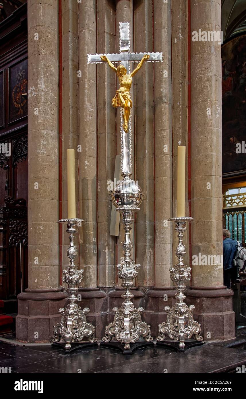 Silbernes Kruzifix, große passende Kerzenhalter, Gold Christ, Sint-Salvator's Cathedral, Saint Saviour's, 12-15 Jahrhunderte, religiöses Gebäude, katholisch Stockfoto