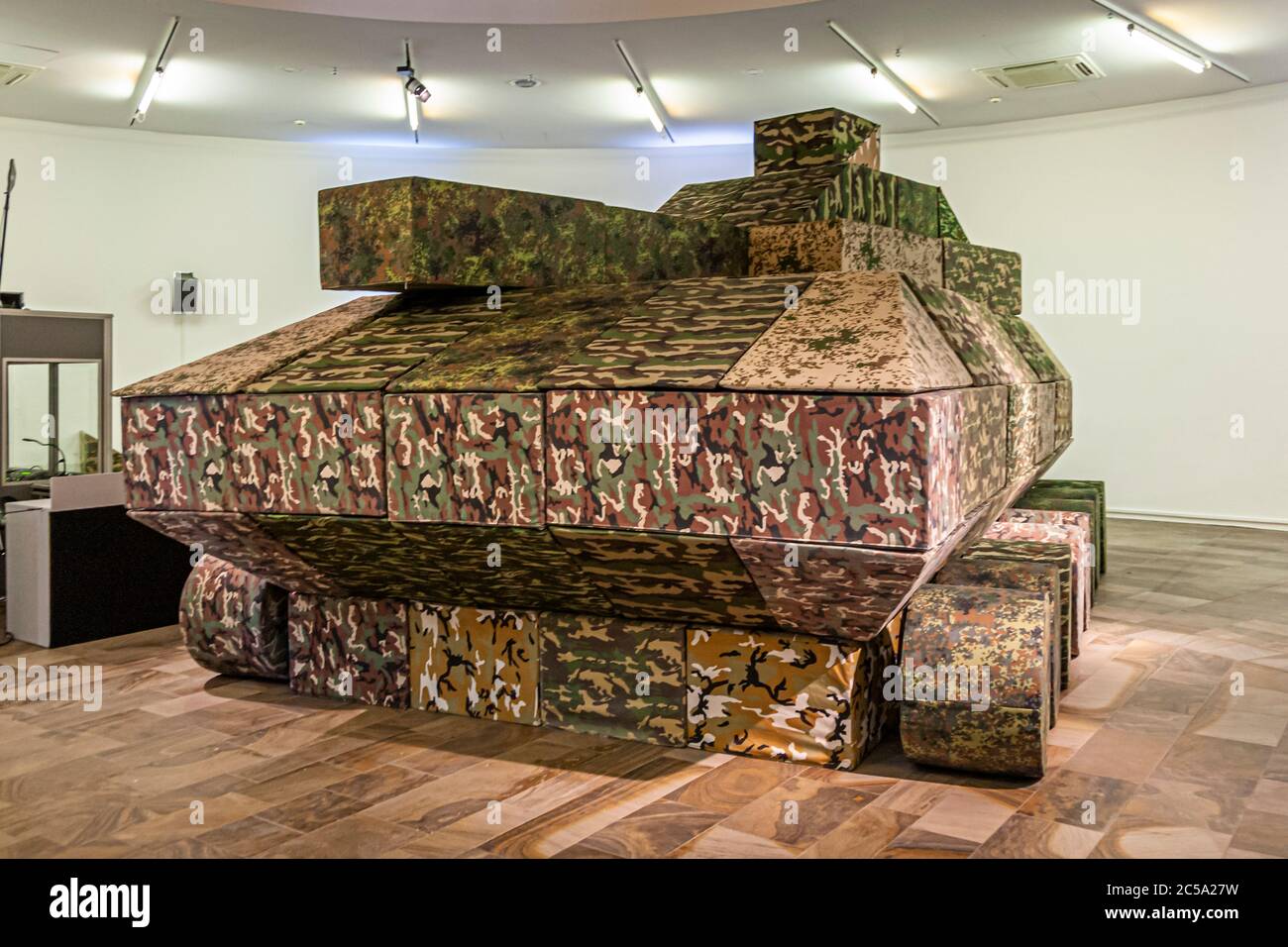 Krieg - immer ein Thema auf der Documenta in Kassel. Sitzmodule in Fleck Camouflage werden zweimal pro Woche in einer Performance zu einem Tank in seiner ursprünglichen Größe zusammengesetzt Stockfoto