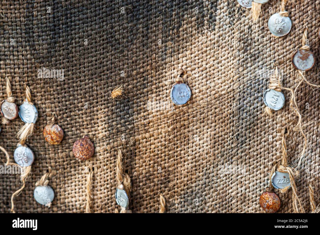 Die Umhüllung der Torwächter mit Jutesäcken durch Ibrahim Mahama aus Ghana. Torwache in Jute Sack, Documenta 14, Kassel, Deutschland Stockfoto
