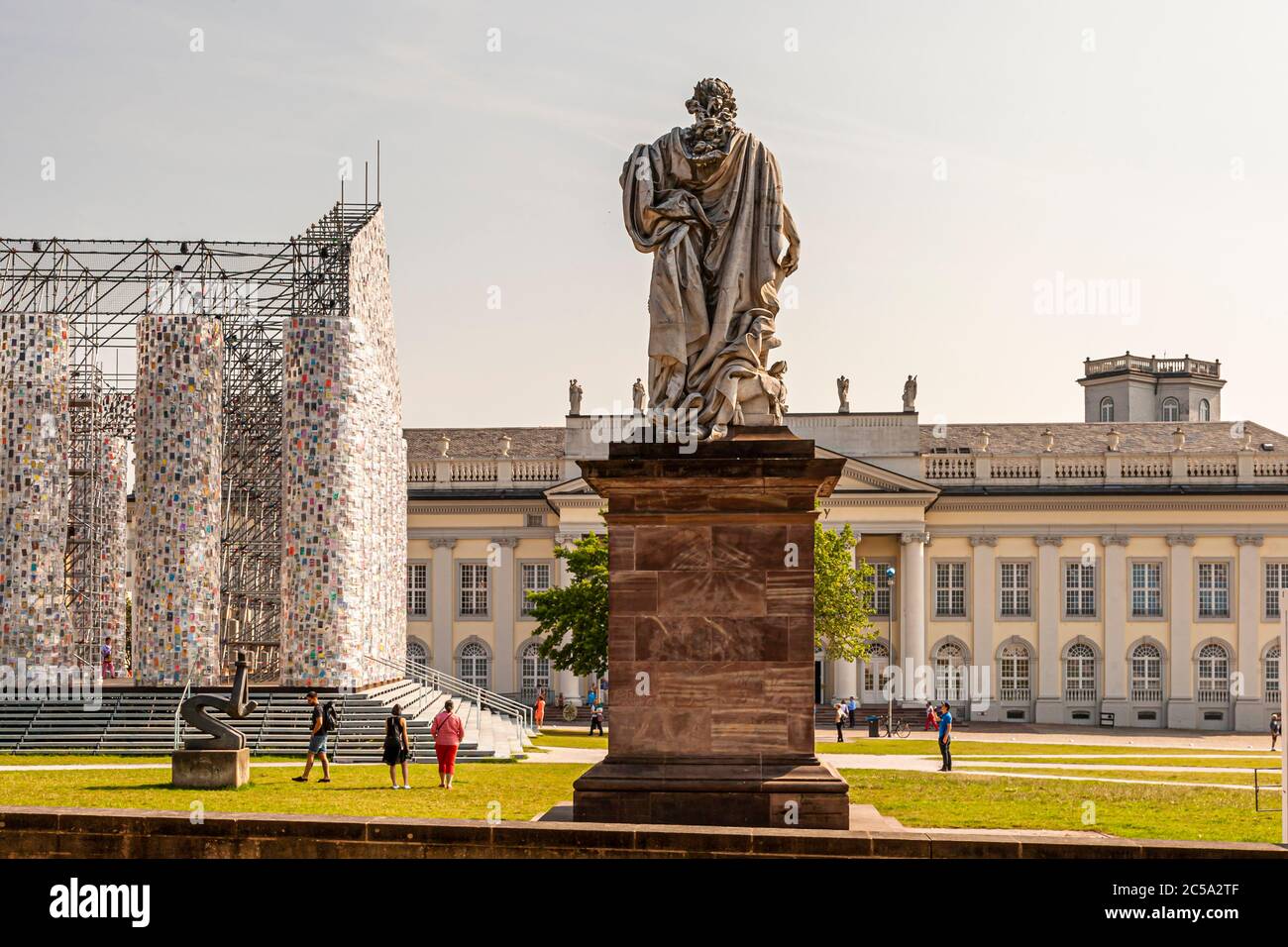 Landgraf Friedrichs Denkmal auf dem Friedrichsplatz während der Documenta 14 mit dem Parthenon der Bücher Kassel Stockfoto