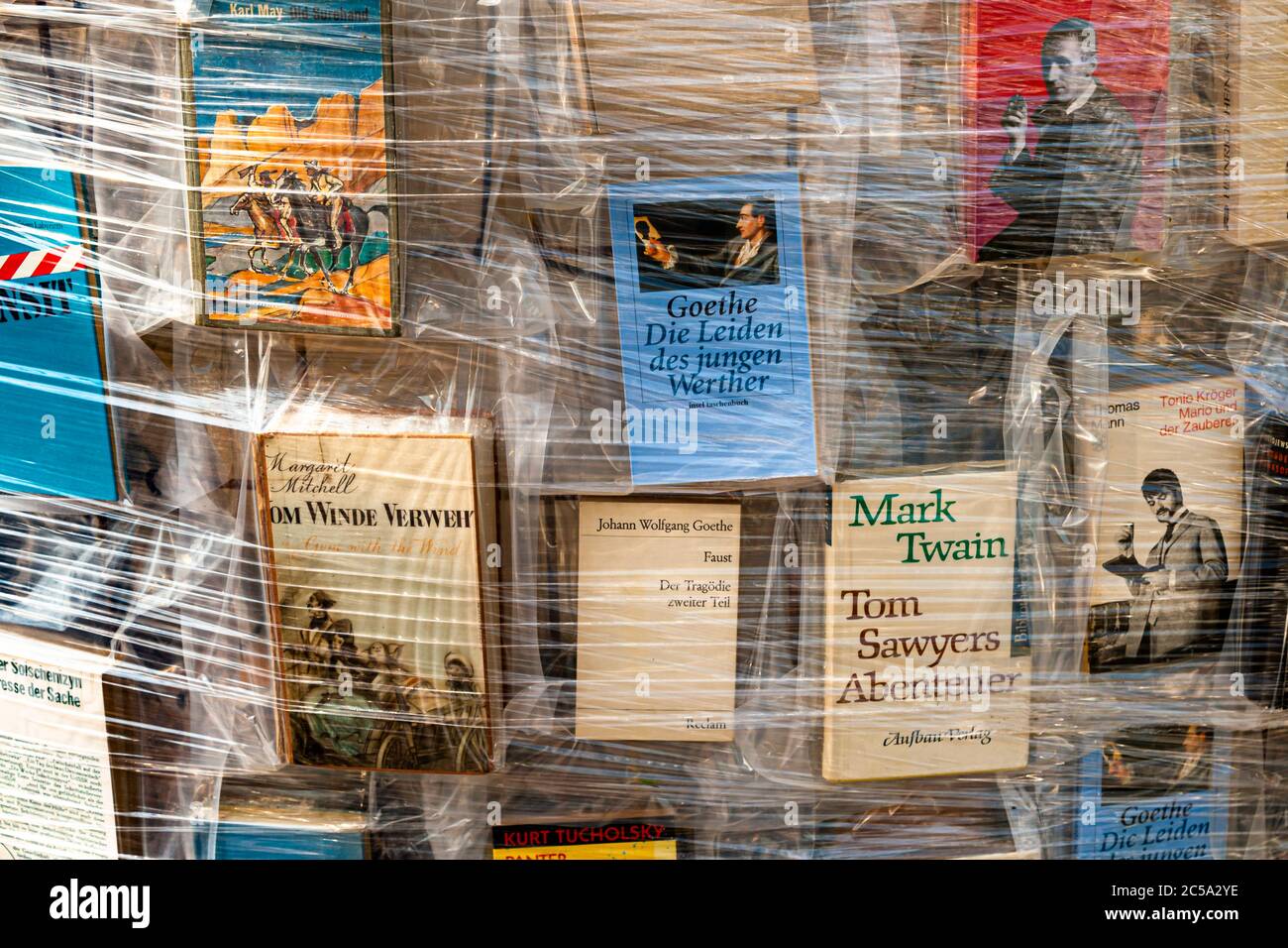 Parthen of Books auf der Documenta 2017 in Kassel. Die argentinische Künstlerin Marta Minujin hat unzählige Bücher über einen Parthenon auf einem Gerüst aufgestellt Stockfoto