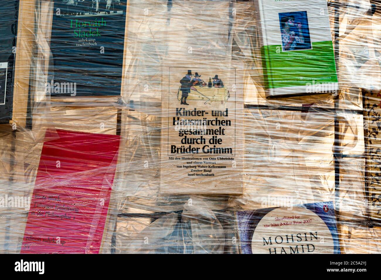 Parthen of Books auf der Documenta 2017 in Kassel. Die argentinische Künstlerin Marta Minujin hat unzählige Bücher über einen Parthenon auf einem Gerüst aufgestellt Stockfoto