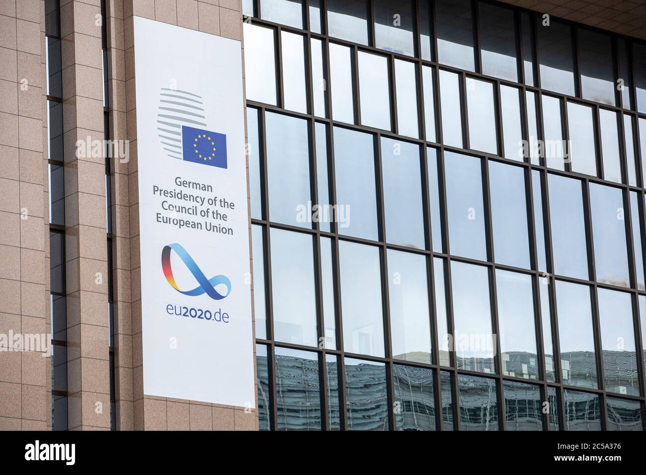 BRÜSSEL, Belgien - 1. juli 2020: Neues Banner der deutschen rotierenden Präsidentschaft vor dem Sitz des Rates der Europäischen Union, Stockfoto