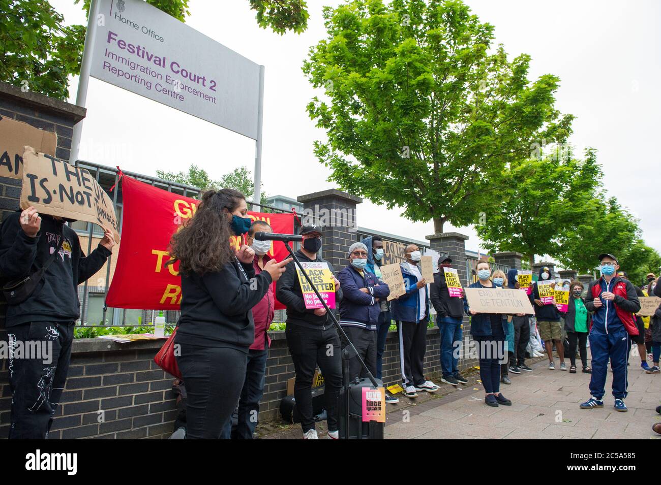 Glasgow, Schottland, Großbritannien. Juli 2020. Im Bild: Anti-Rassismus-Aktivisten, stehen gegen Rassismus auf, protestieren vor dem Eingang des Innenministeriums von Glasgow, um "die Bedingungen" und die Not von Flüchtlingen und Asylbewerbern während der Blockierung des Coronavirus (COVID19) in Glasgow zu verdeutlichen. Quelle: Colin Fisher/Alamy Live News Stockfoto