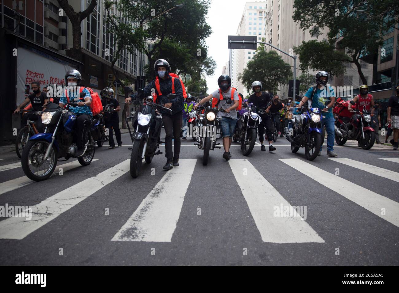 Rio De Janeiro, Rio de Janeiro, BRASILIEN. Juli 2020. Lebensmittelzusteller per App protestieren während eines nationalen Streiks am Mittwoch Morgen (01) im Zentrum von Rio de Janeiro und fordern bessere Arbeitsbedingungen. Radfahrer und Motorradfahrer, die Lebensmittel über Apps liefern, behaupten, ihren Anteil an Lieferraten, Diebstahl, Unfall- und Lebensversicherung und Pandemiehilfe zu erhöhen, um EPI während der COVID19-Virus-Pandemie zu kaufen. Quelle: Fernando Souza/ZUMA Wire/Alamy Live News Stockfoto