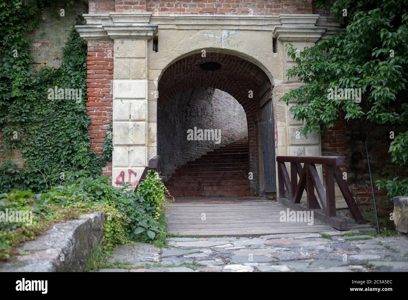 Serbien - Eingang zu einem Torbogen der Festung Petrovaradin bei Novi Sad Stockfoto