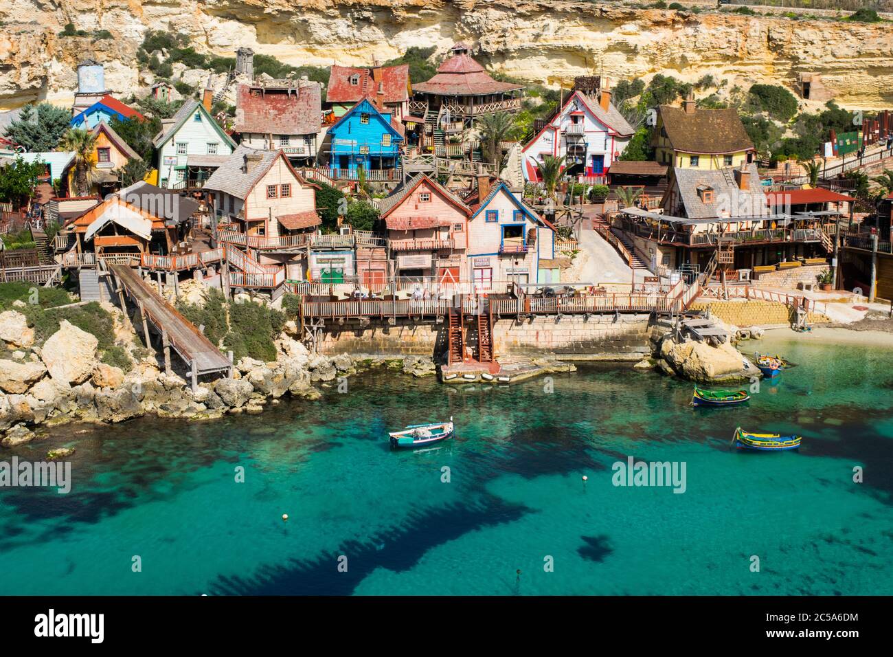 MELLIEHA, MALTA - 15. Feb 2017: Popeye Village, bunte Holzhütten und Hütten, die als Filmset für Popeye Film in Anchor Bay, Malta, verwendet wurden, jetzt amusemen Stockfoto