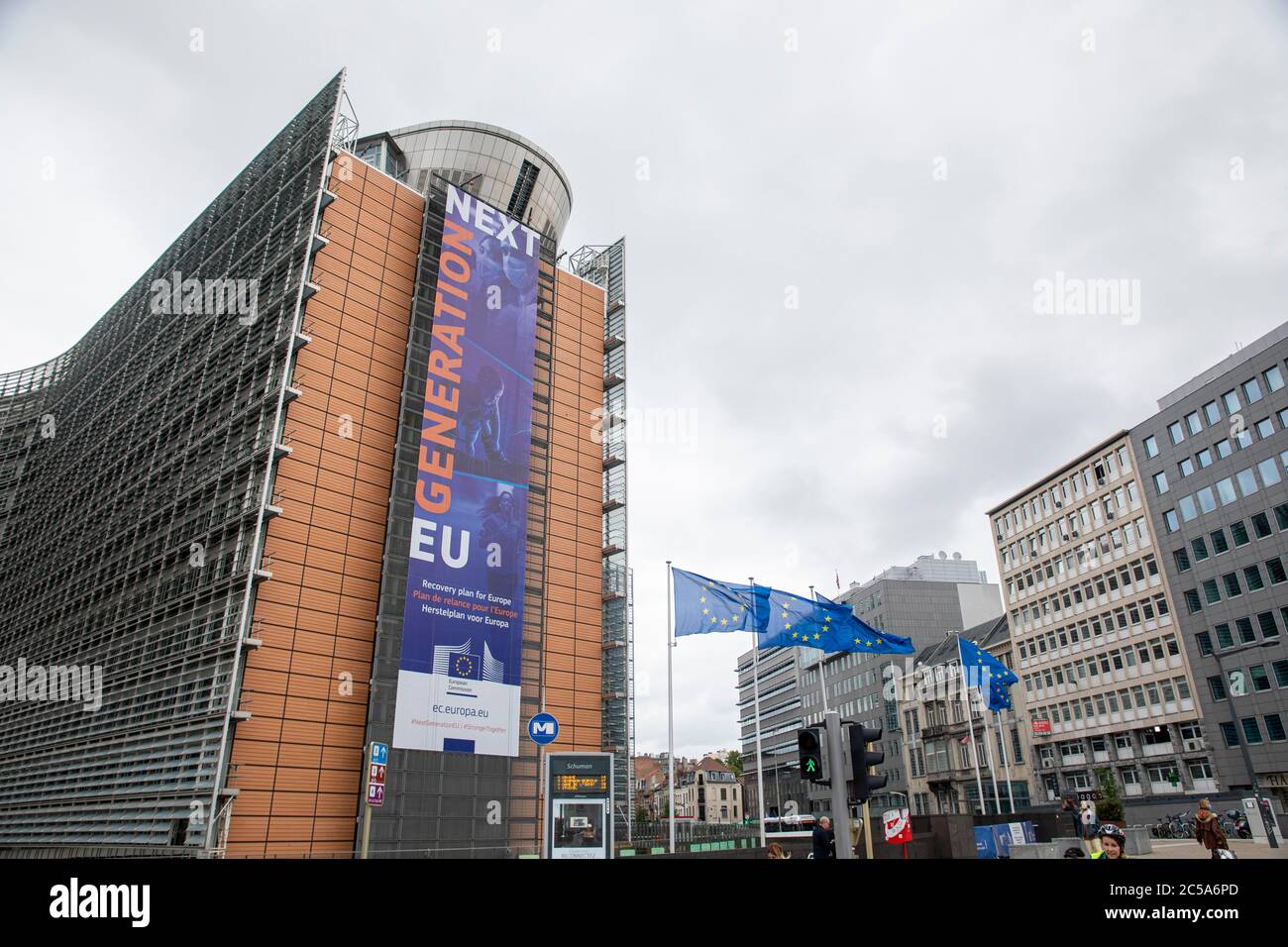 BRÜSSEL, Belgien - 1. juli 2020: Banner der nächsten Generation EU vor dem berlaymont-Gebäude, dem Sitz der Europäischen Kommission Stockfoto