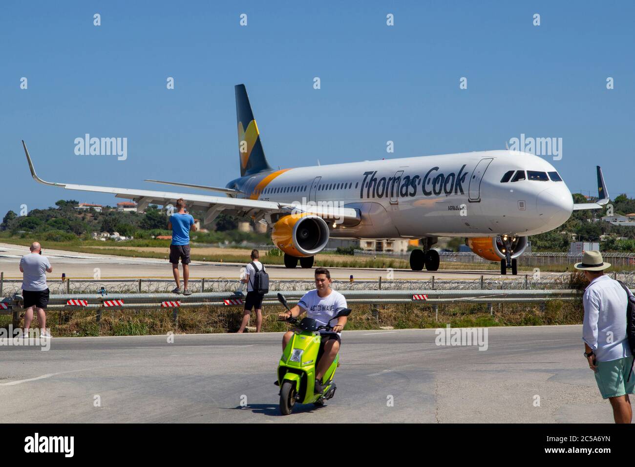 SKIATHOS, GRIECHENLAND - 13. AUGUST 2019. Flugzeug am Flughafen Skiathos, Skiathos Stadt, Griechenland, 13. August 2019. Stockfoto