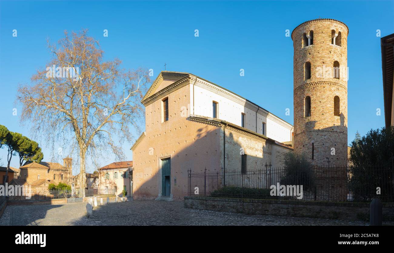 Ravenna - die Kirche Chiesa di Santa Maria Maggiore mit der Kapelle Mausoleo di Galla Palcidia im Hintergrund. Stockfoto