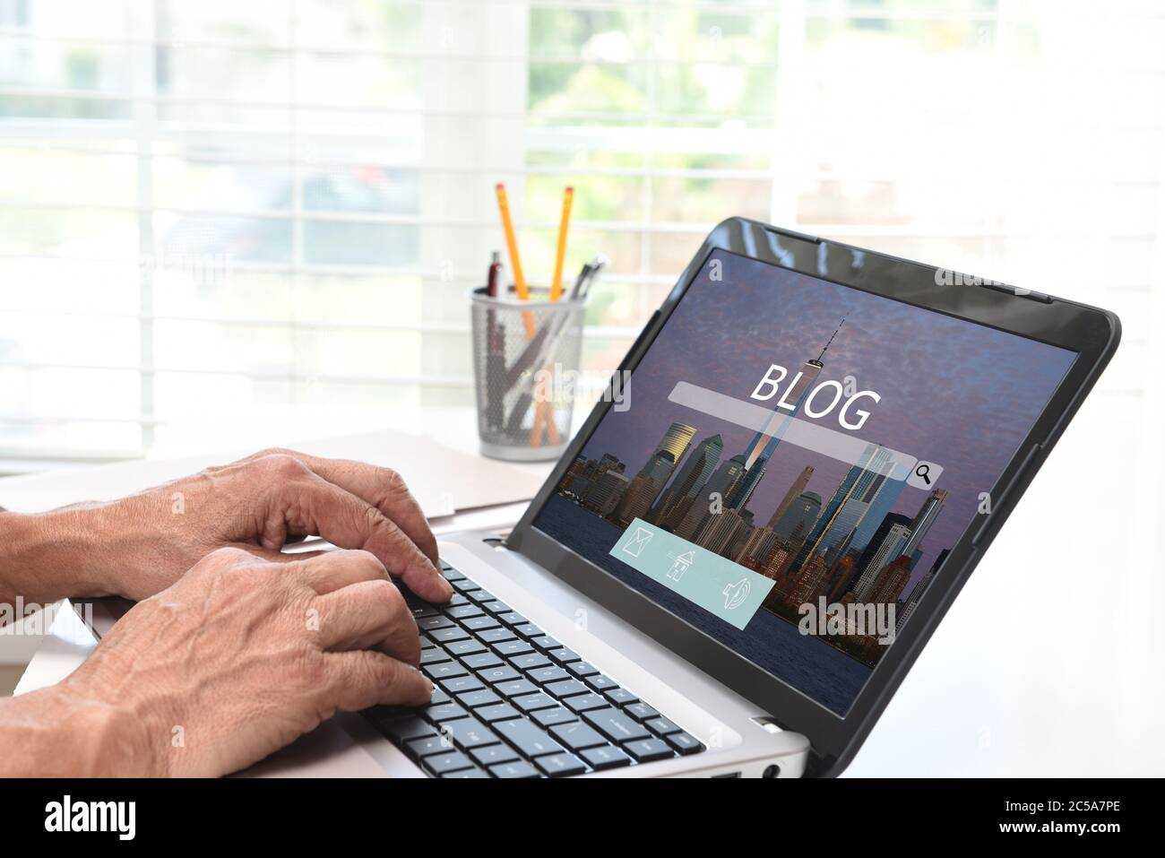 Blogging-Konzept. Nahaufnahme der Hände eines Mannes, der auf einem Computer schreibt, der Einträge auf seiner persönlichen Website macht. Stockfoto