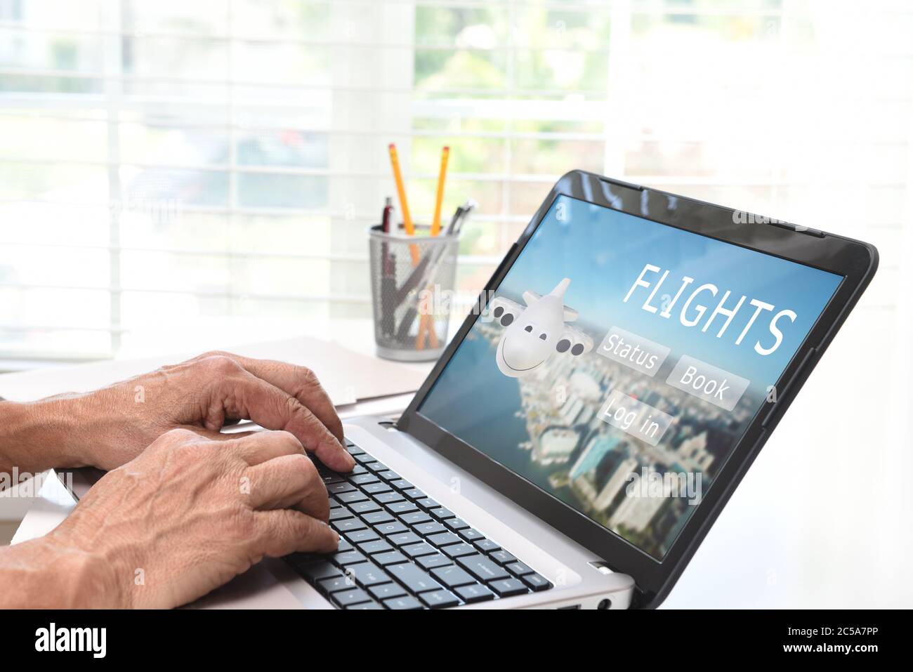 Internet Flight Search Konzept. Mann, der seinen Laptop-Computer benutzt, um seine Reisevorbereitungen zu planen. Stockfoto